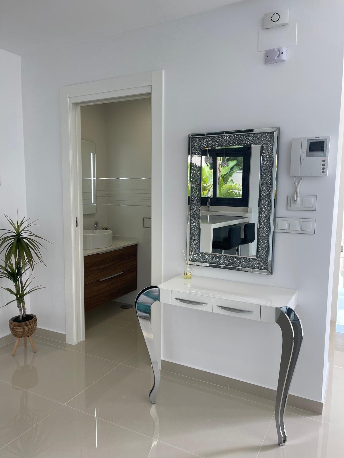 5-Bedroom Villa in Pueblo 9, San Miguel de Salinas - Image 8