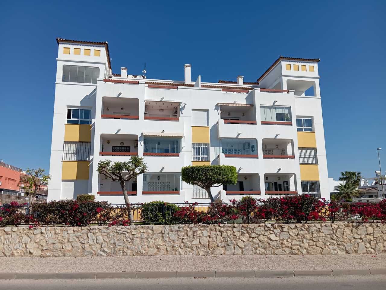 2-Bedroom Apartment in Villamartín-las Filipinas, Orihuela Costa - Image 2