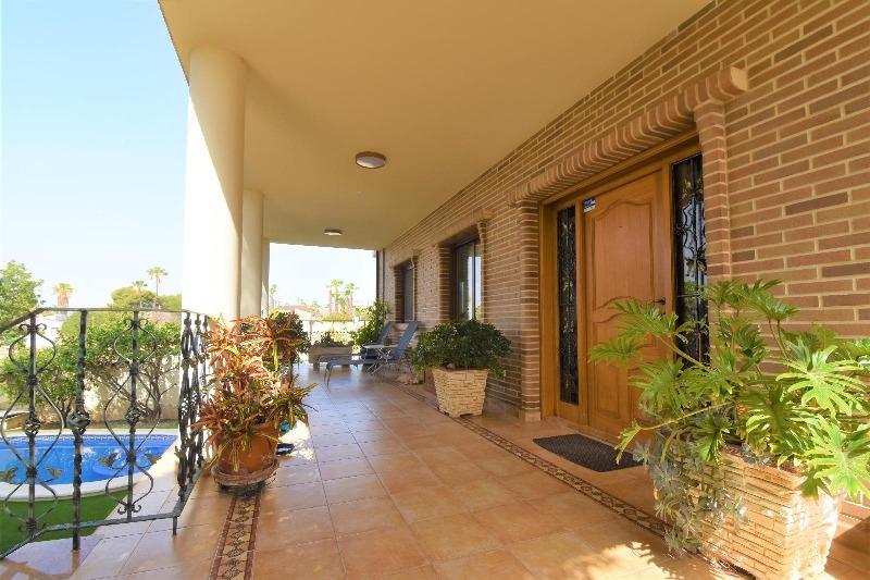 5-Bedroom Villa in Centro de la Ciudad Quesada, Rojales - Image 2