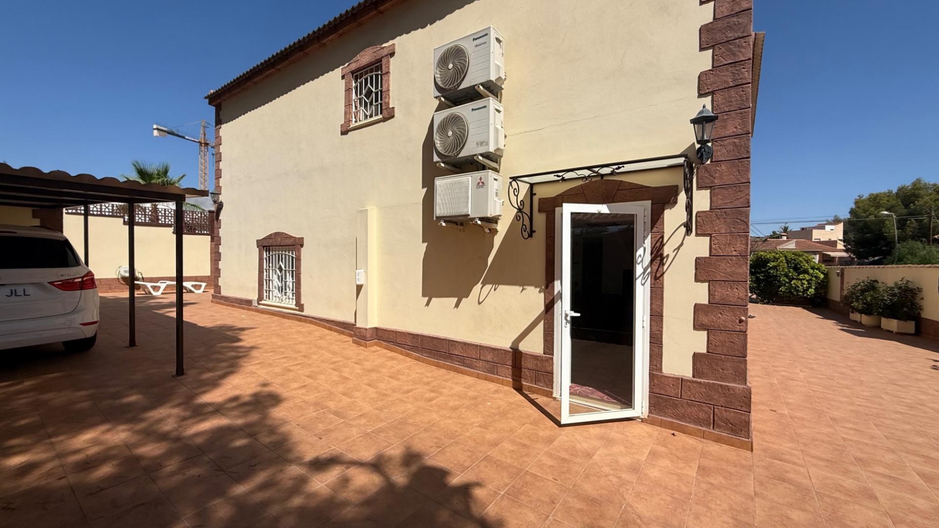 Villa met 7 Slaapkamers in Los Balcones - Los Altos del Edén, Torrevieja - Image 9