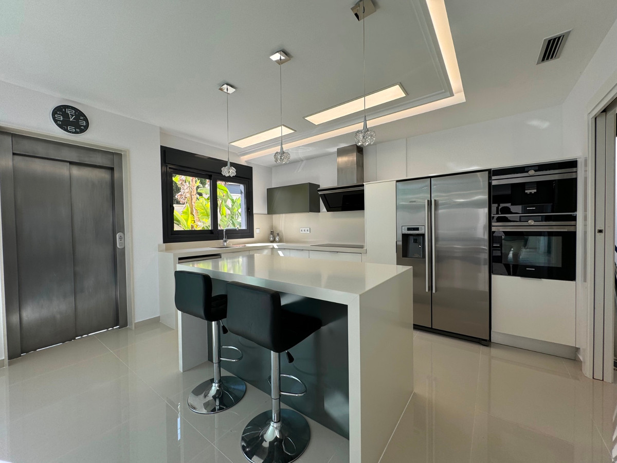 Vrijstaande villa met 5 Slaapkamers in  San Miguel de Sal... - Image 2