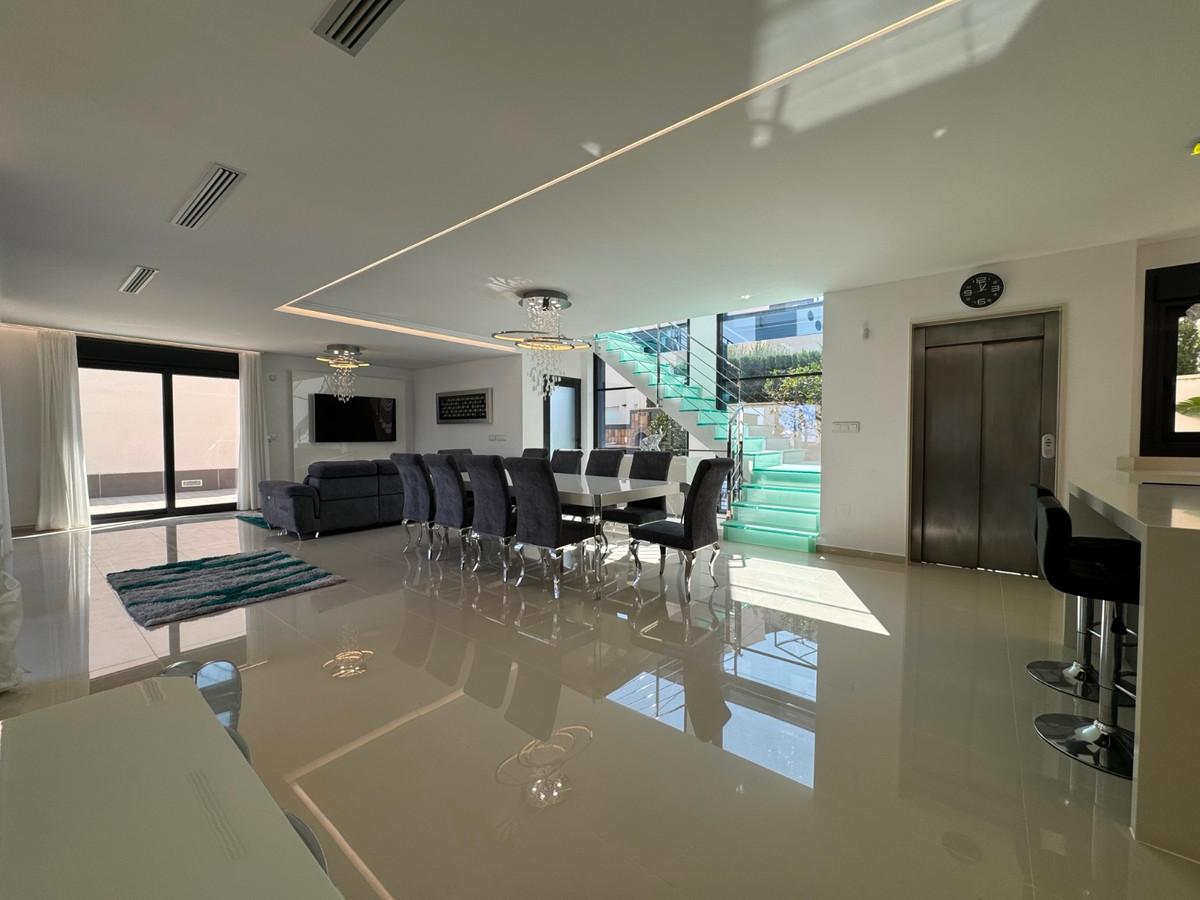 Vrijstaande villa met 5 Slaapkamers in  San Miguel de Sal... - Image 3