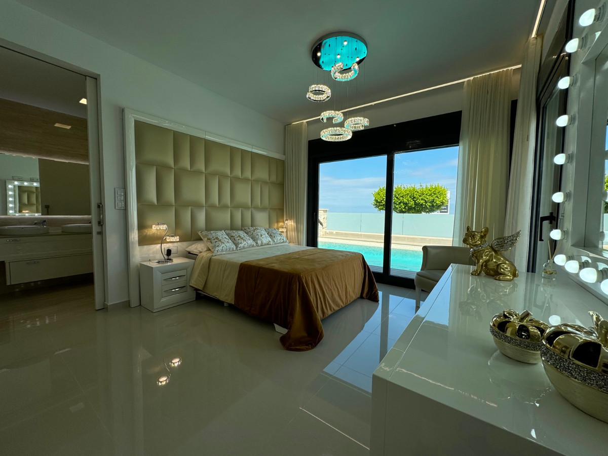 Vrijstaande villa met 5 Slaapkamers in  San Miguel de Sal... - Image 4