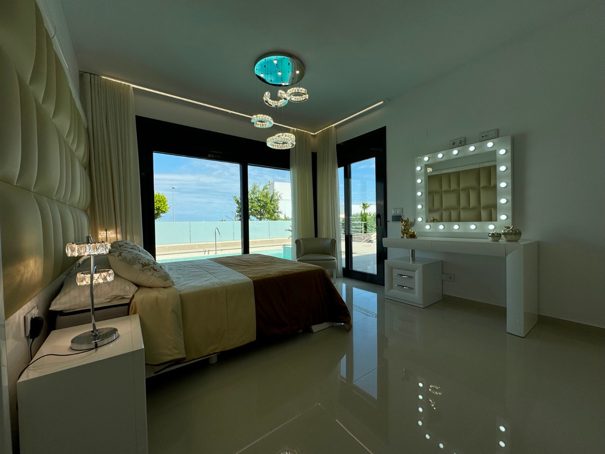 Vrijstaande villa met 5 Slaapkamers in  San Miguel de Sal... - Image 7