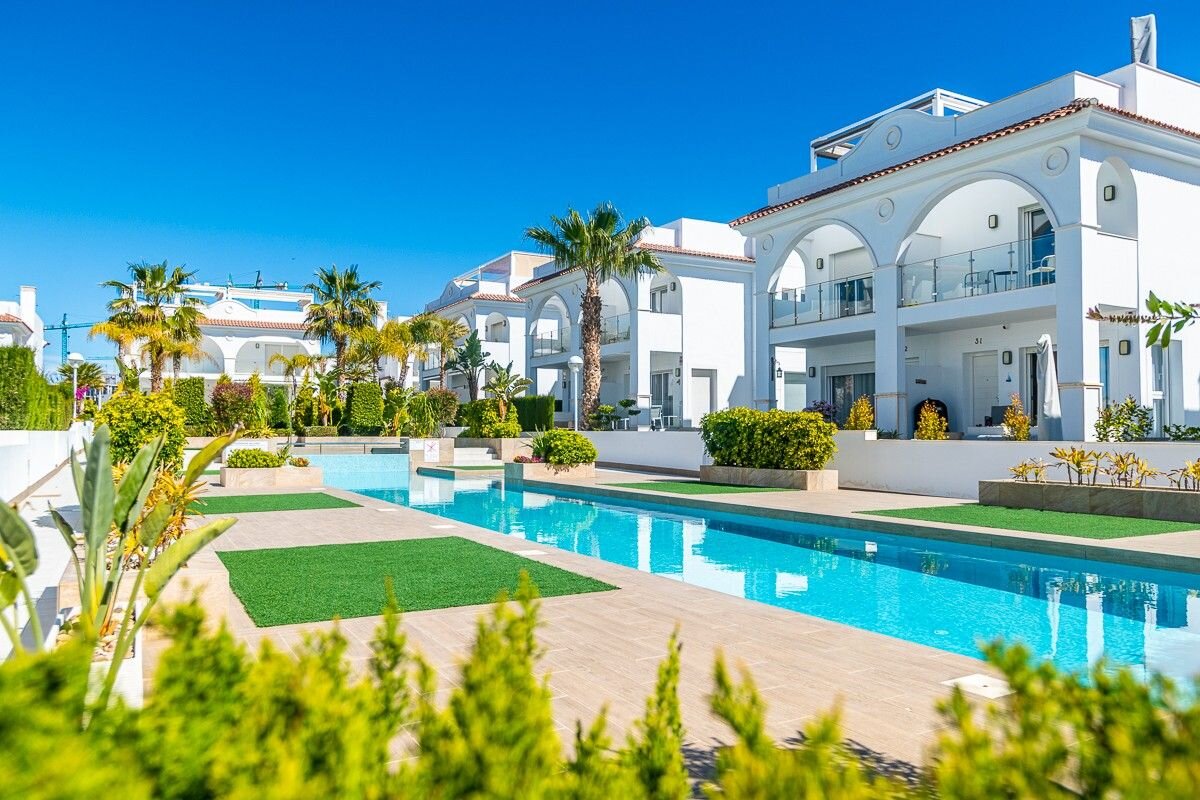2-Bedroom Villa in Comunidad Valenciana, Almoradi - Image 1