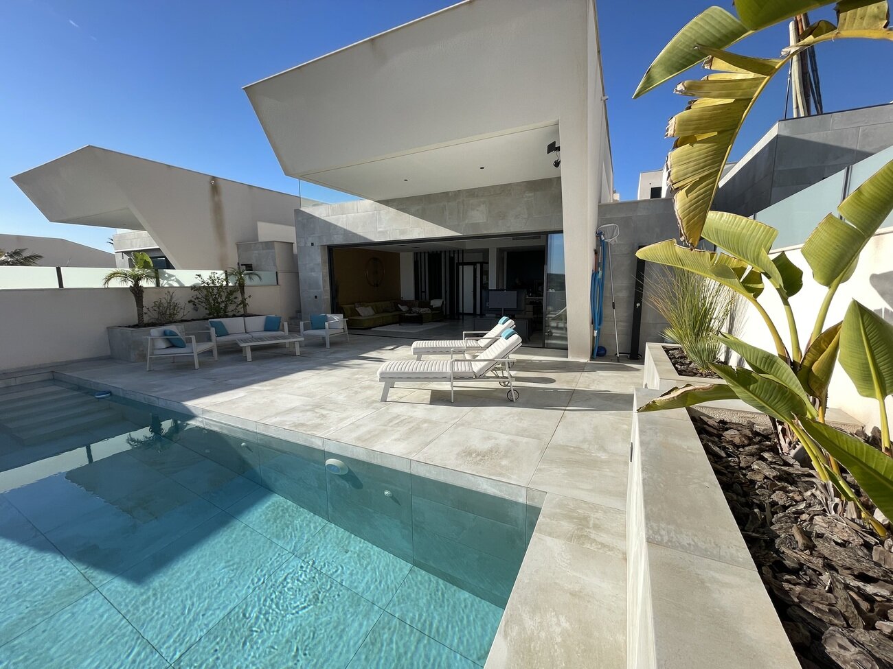 4-Bedroom Villa in Comunidad Valenciana, Almoradi - Image 1