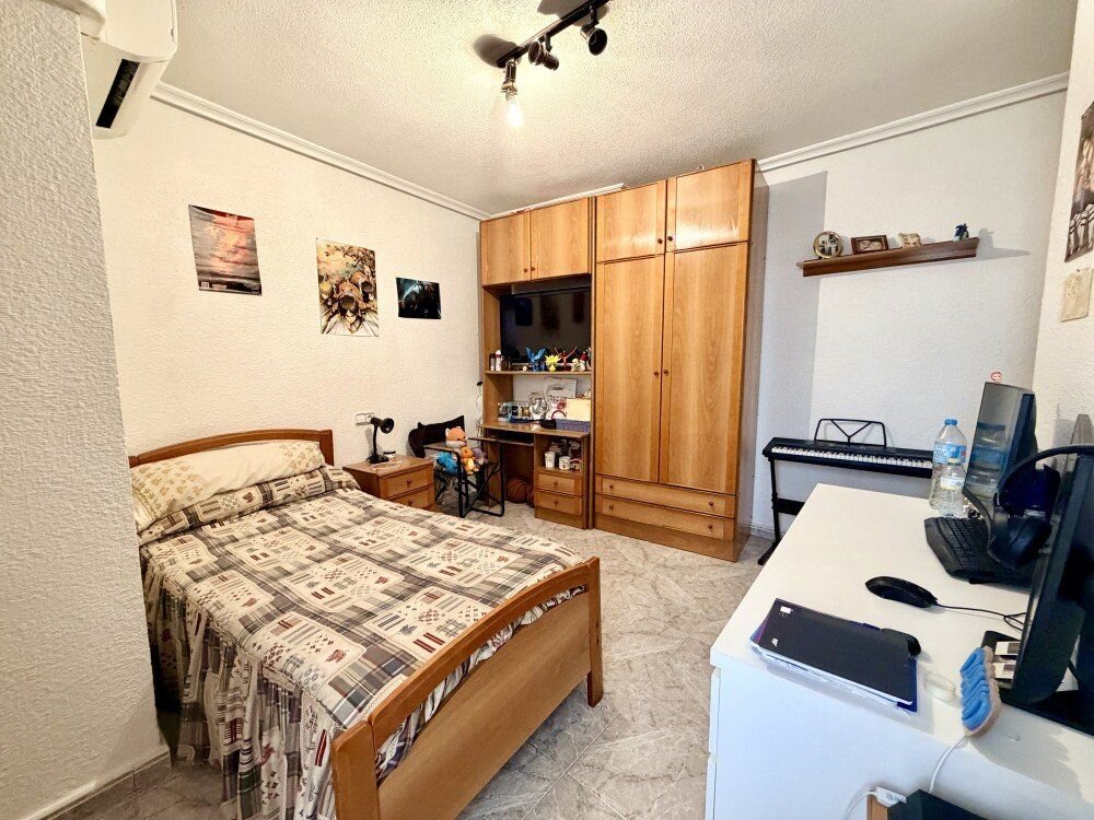6-Bedroom Apartment in Torrevieja, Torrevieja - Image 3