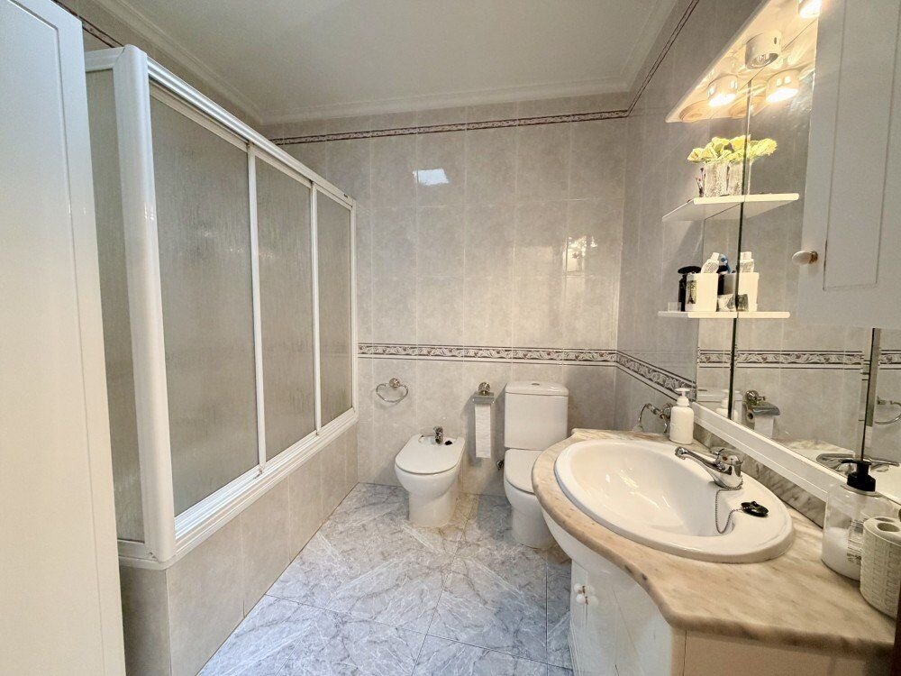 6-Bedroom Apartment in Torrevieja, Torrevieja - Image 5