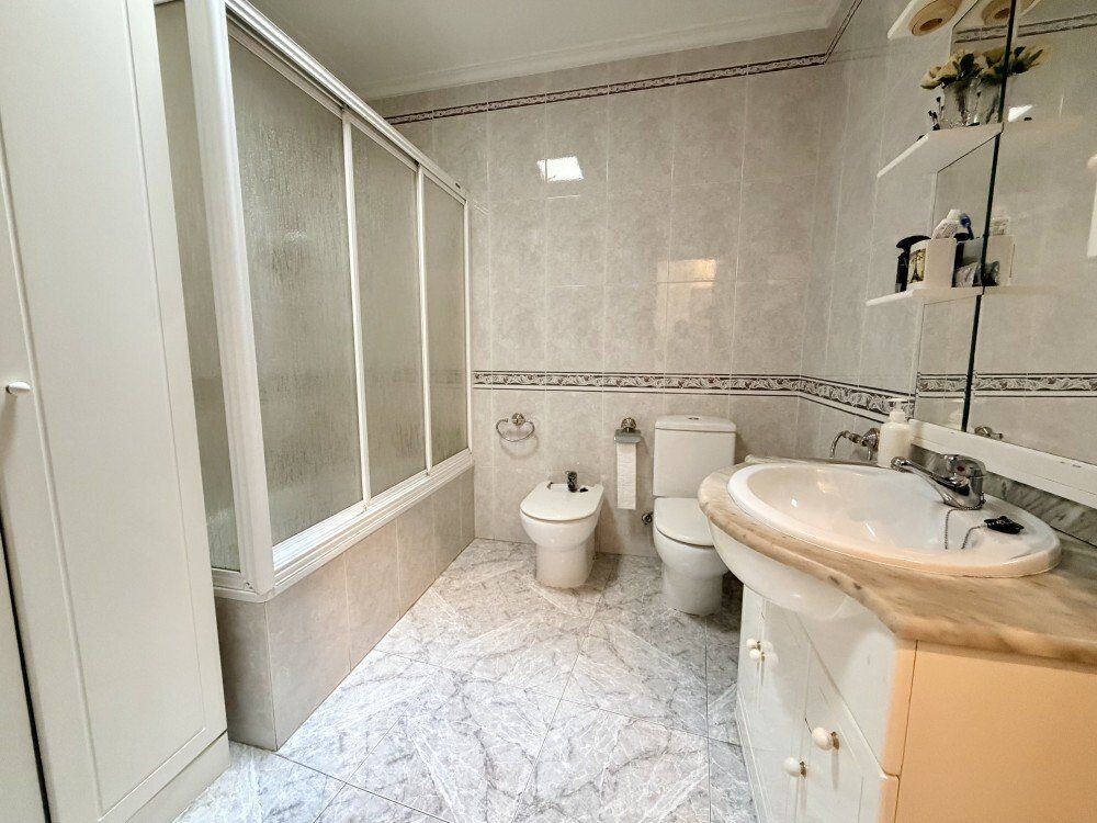 6-Bedroom Apartment in Torrevieja, Torrevieja - Image 6