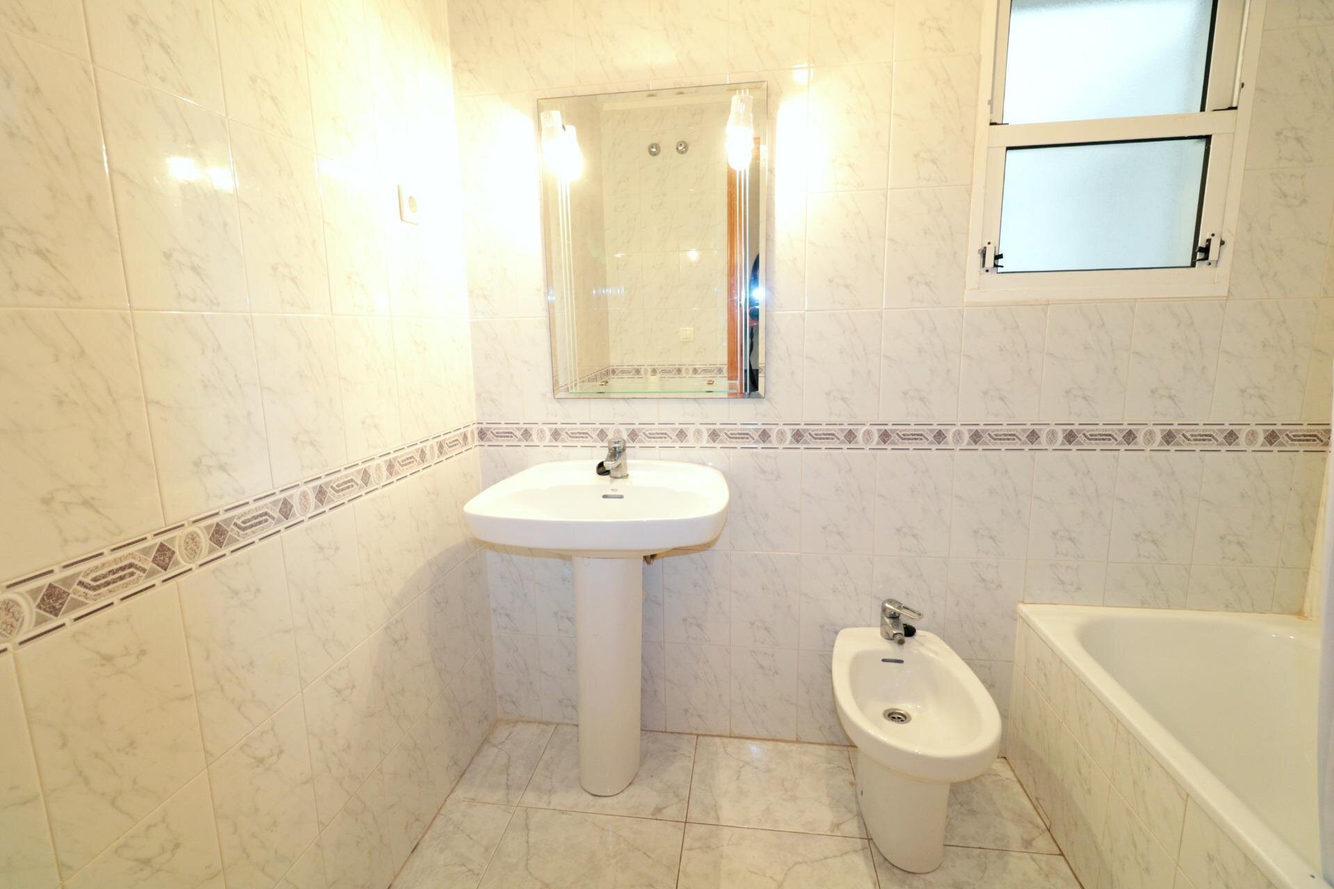 2-Bedroom Apartment in Paseo Maritimo, Torrevieja - Image 13