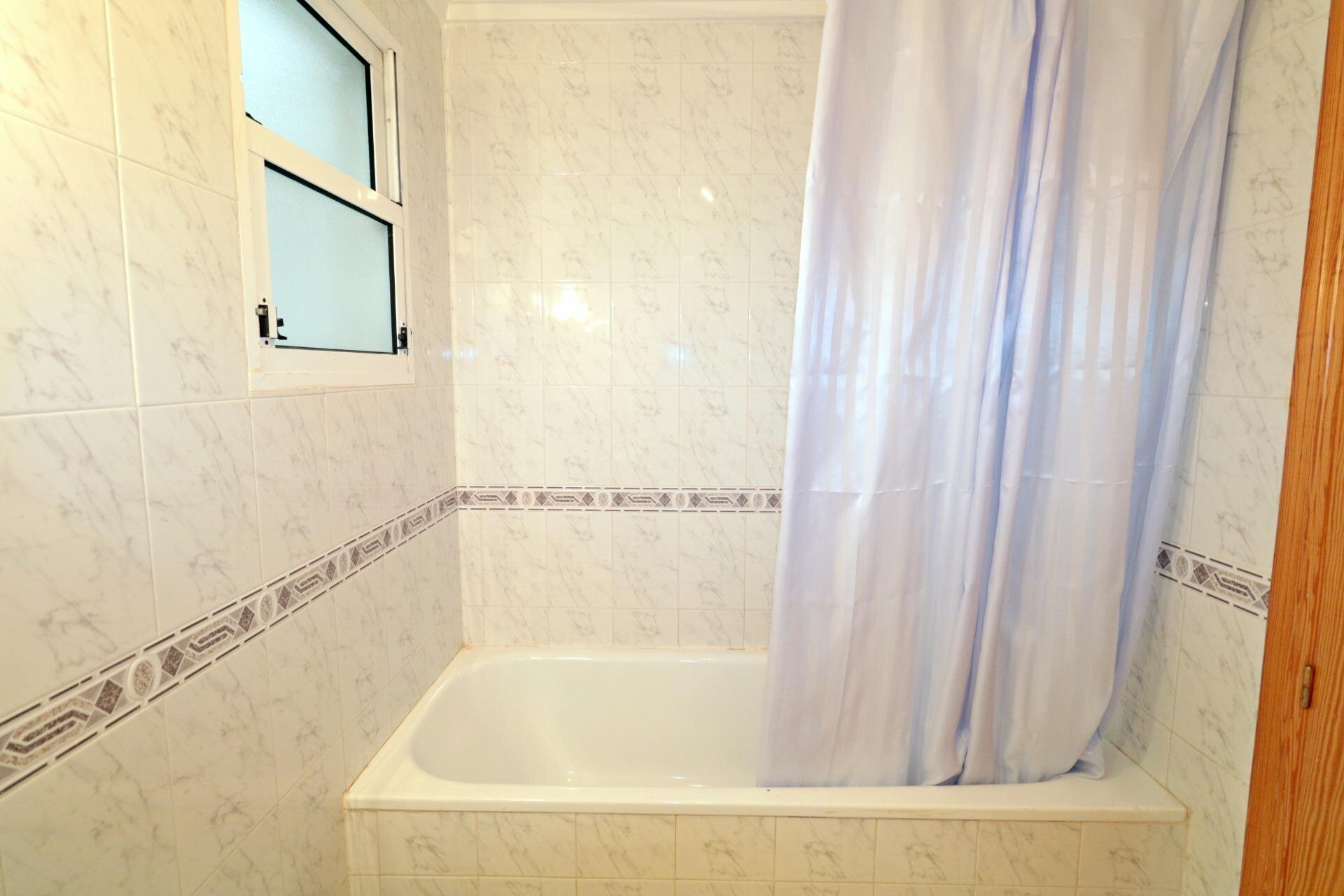 2-Bedroom Apartment in Paseo Maritimo, Torrevieja - Image 14