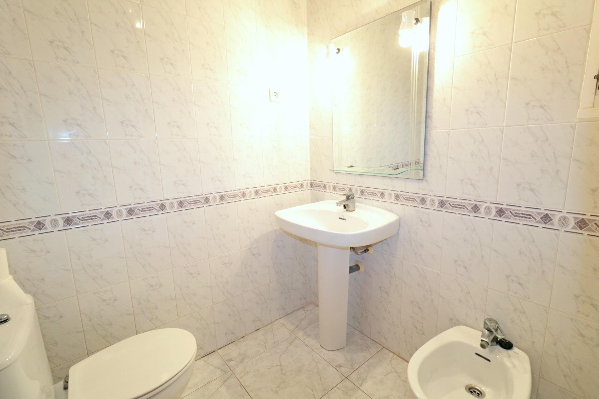 2-Bedroom Apartment in Paseo Maritimo, Torrevieja - Image 15