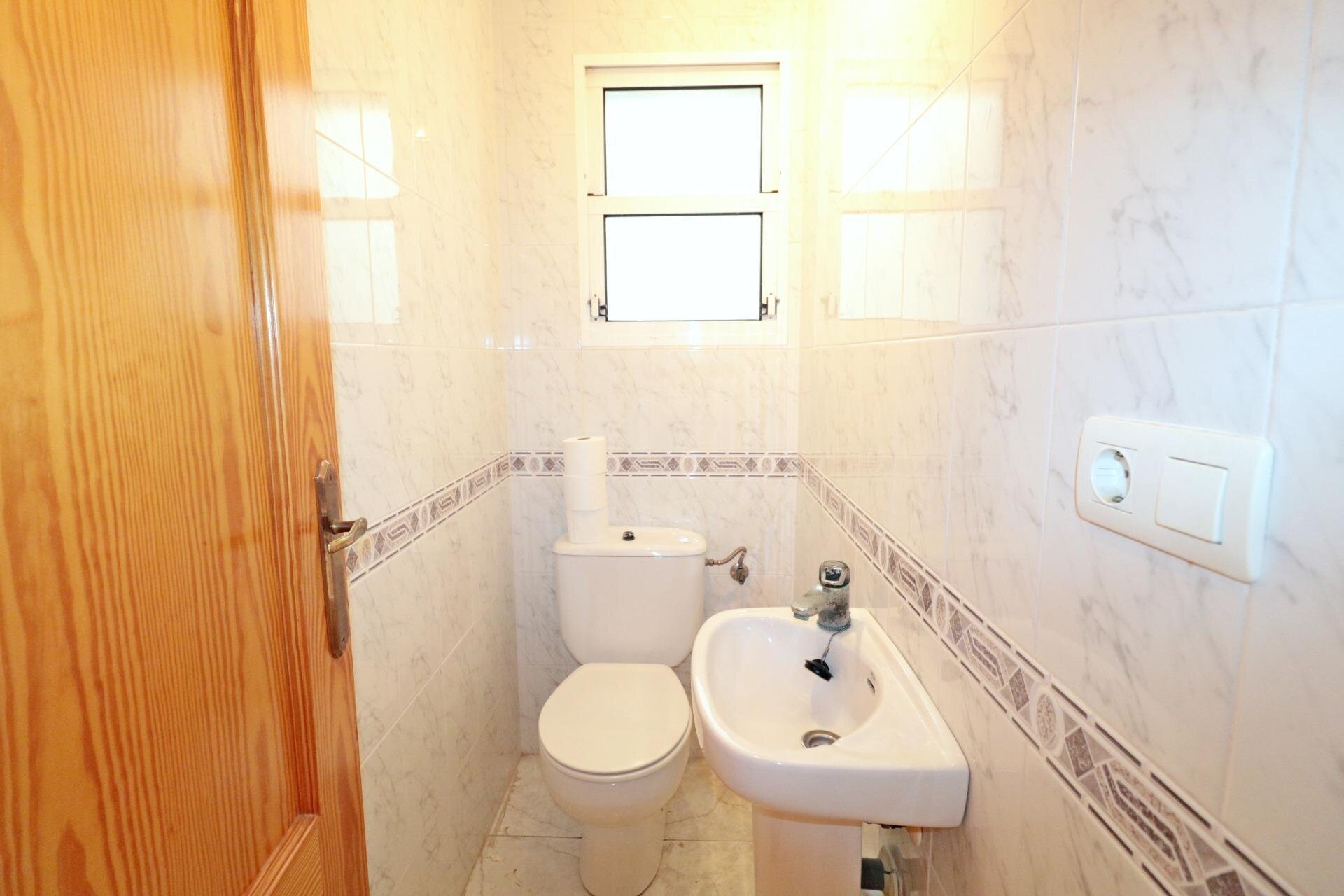 2-Bedroom Apartment in Paseo Maritimo, Torrevieja - Image 16