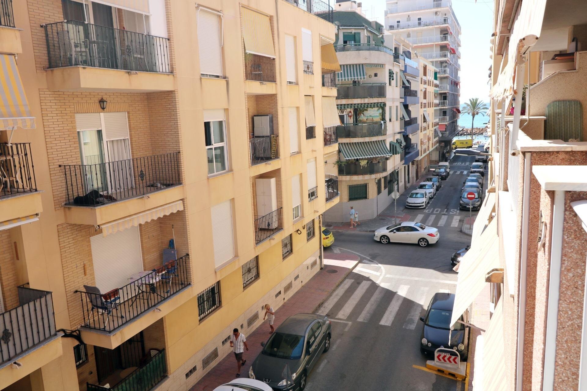 2-Bedroom Apartment in Paseo Maritimo, Torrevieja - Image 3