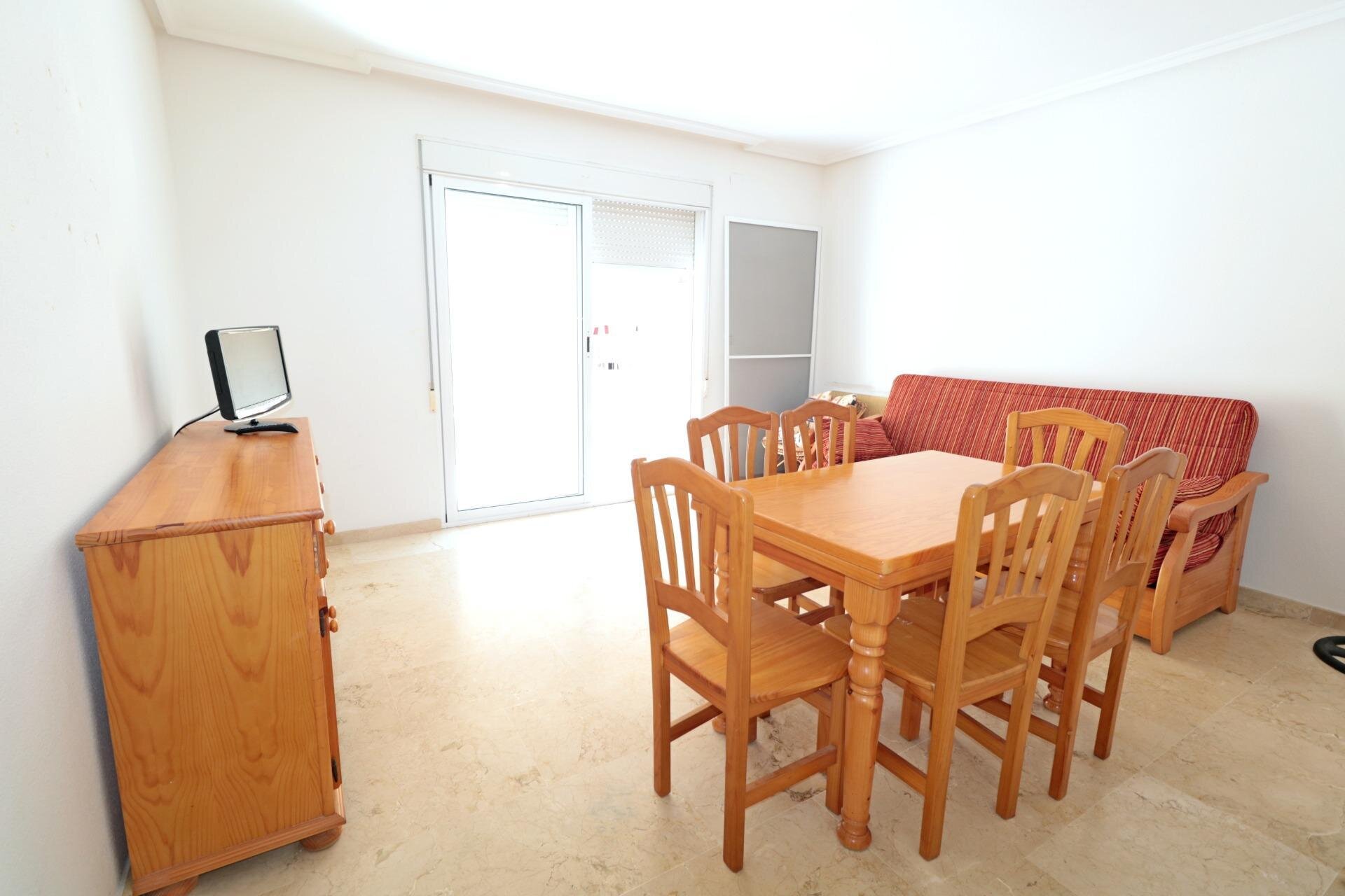 2-Bedroom Apartment in Paseo Maritimo, Torrevieja - Image 4