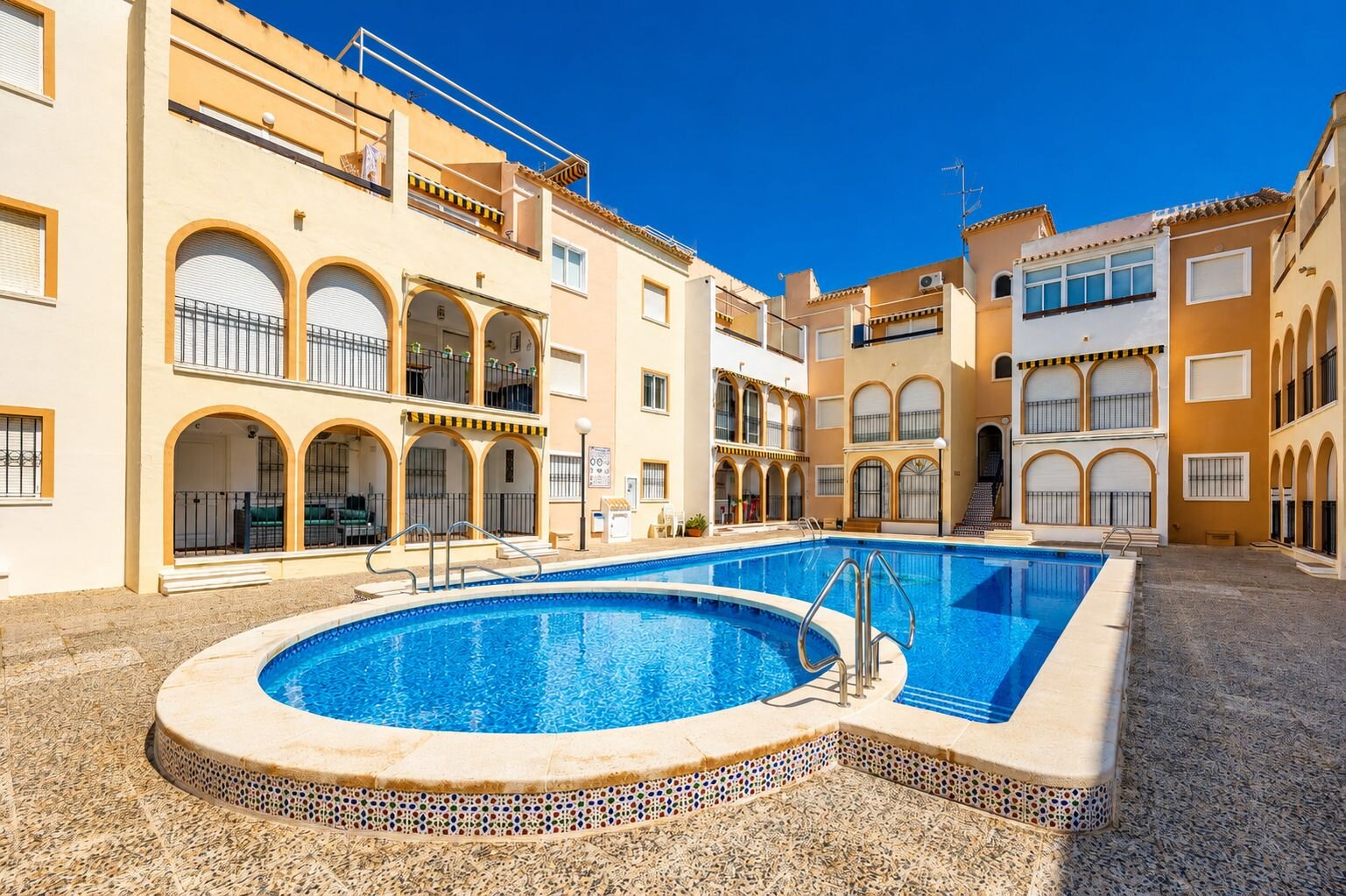 2-Bedroom Bungalow in El Acequión - Los Náufragos, Torrevieja - Image 1