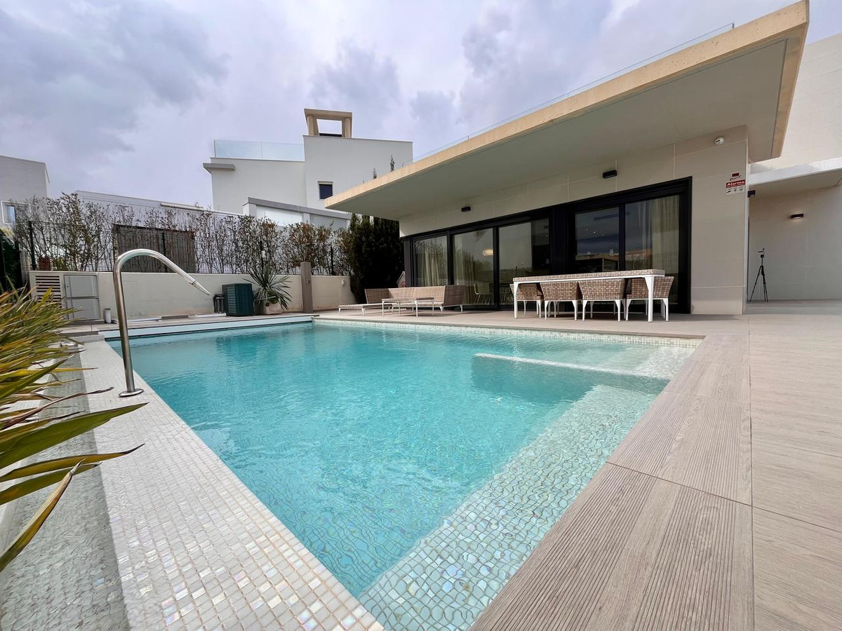 4-Bedroom Detached House in Dehesa de Campoamor, Orihuela... - Image 1