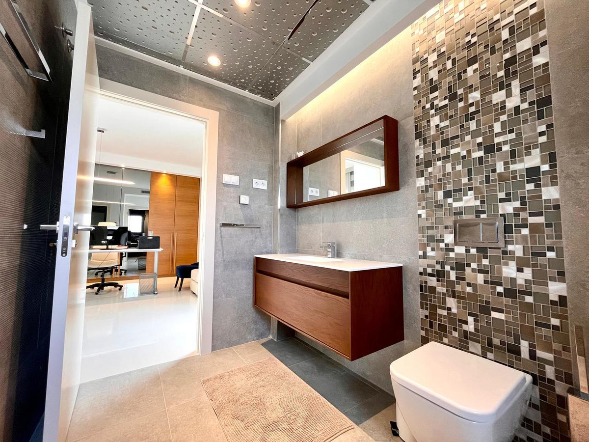 4-Bedroom Detached House in Dehesa de Campoamor, Orihuela... - Image 11