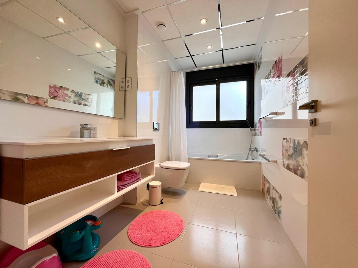 4-Bedroom Detached House in Dehesa de Campoamor, Orihuela... - Image 12