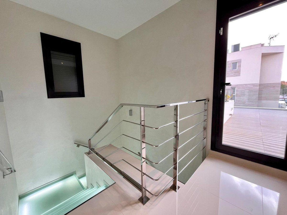 4-Bedroom Detached House in Dehesa de Campoamor, Orihuela... - Image 16