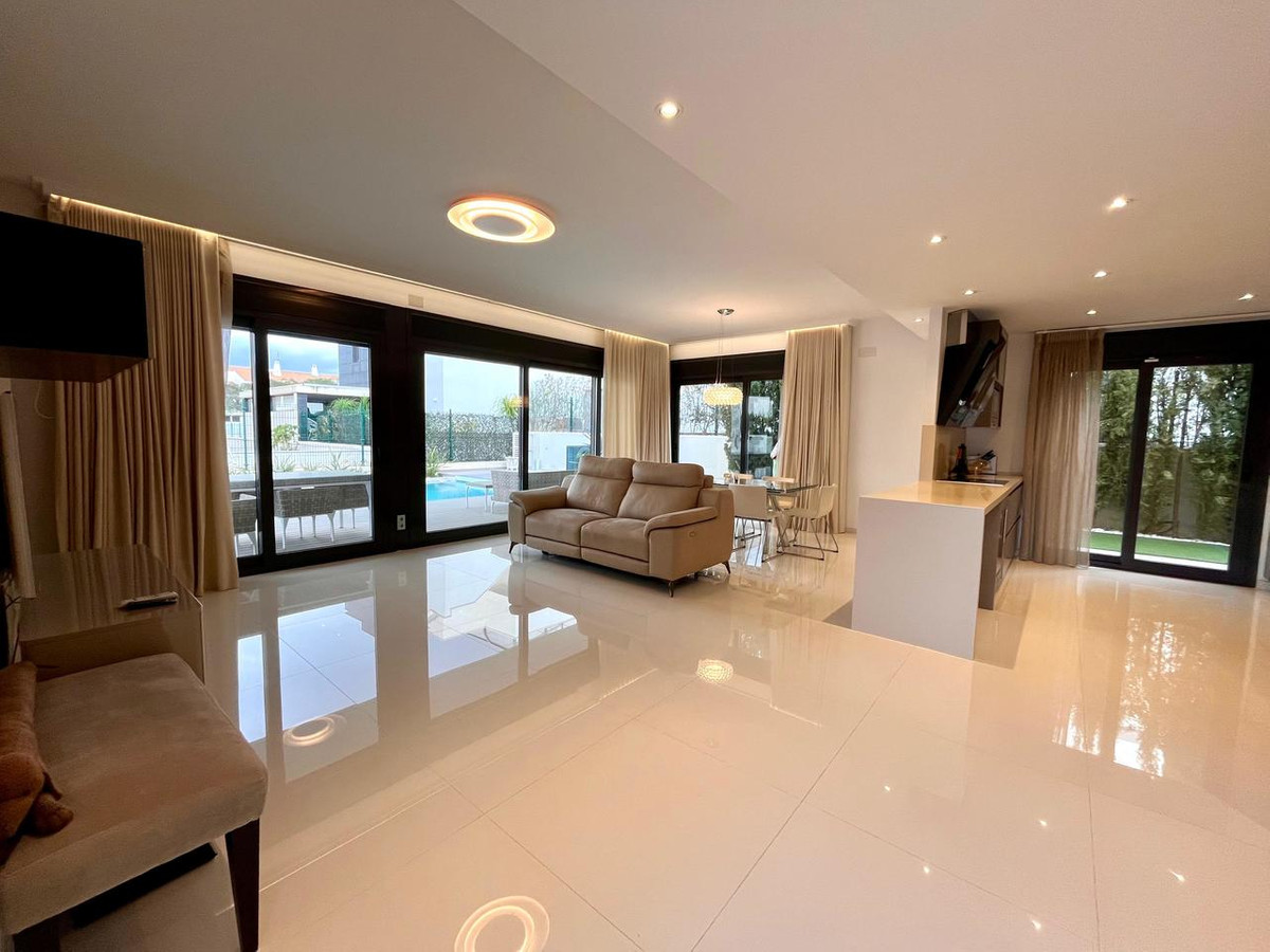 4-Bedroom Detached House in Dehesa de Campoamor, Orihuela... - Image 17