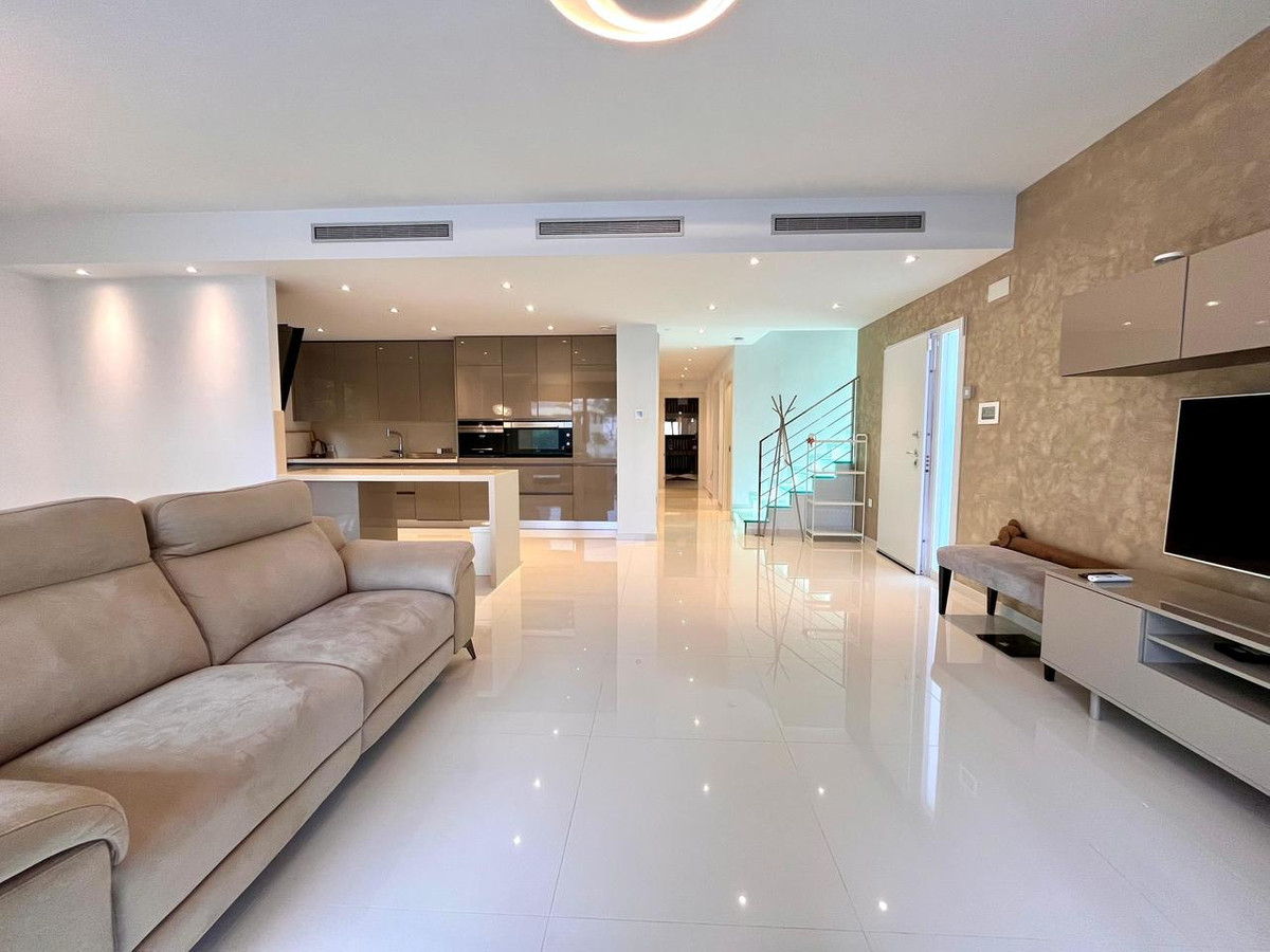 4-Bedroom Detached House in Dehesa de Campoamor, Orihuela... - Image 4