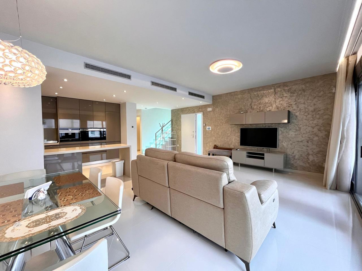 4-Bedroom Detached House in Dehesa de Campoamor, Orihuela... - Image 6