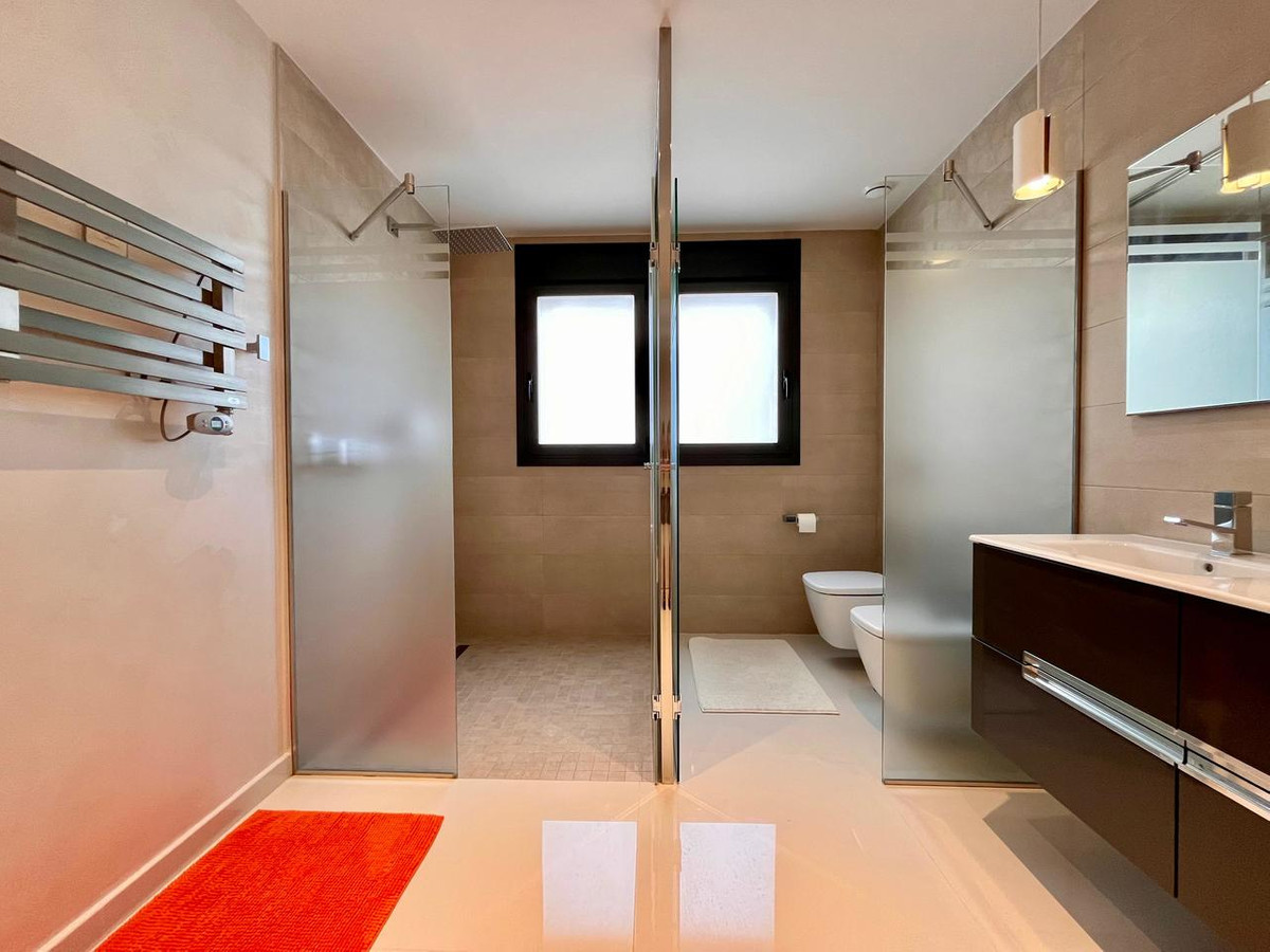 4-Bedroom Detached House in Dehesa de Campoamor, Orihuela... - Image 9