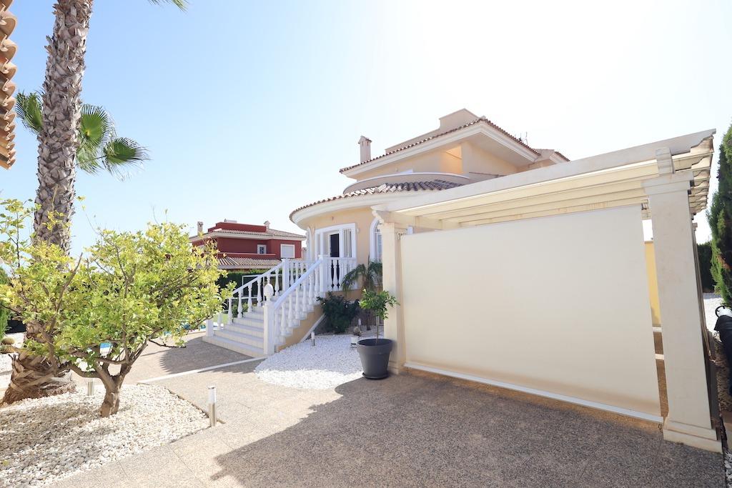 5-Bedroom Villa in Cuidad Quesada, Rojales - Image 8