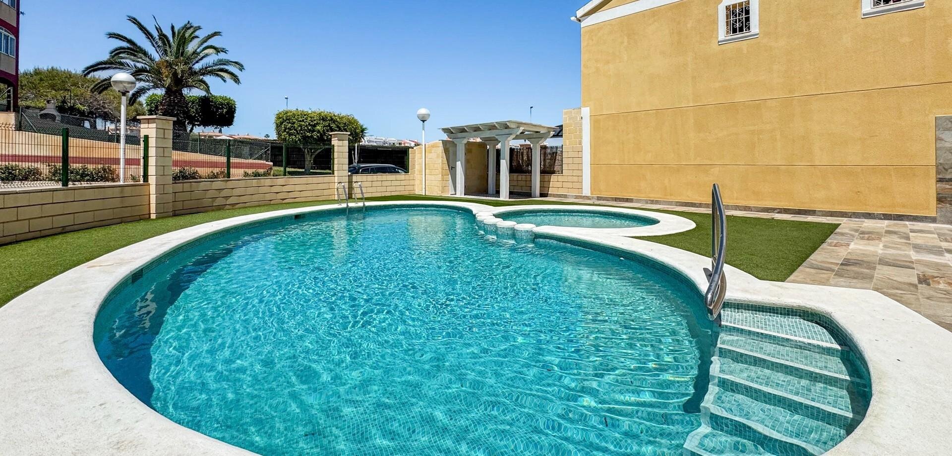3-Bedroom House in Torreblanca, Torrevieja - Image 2