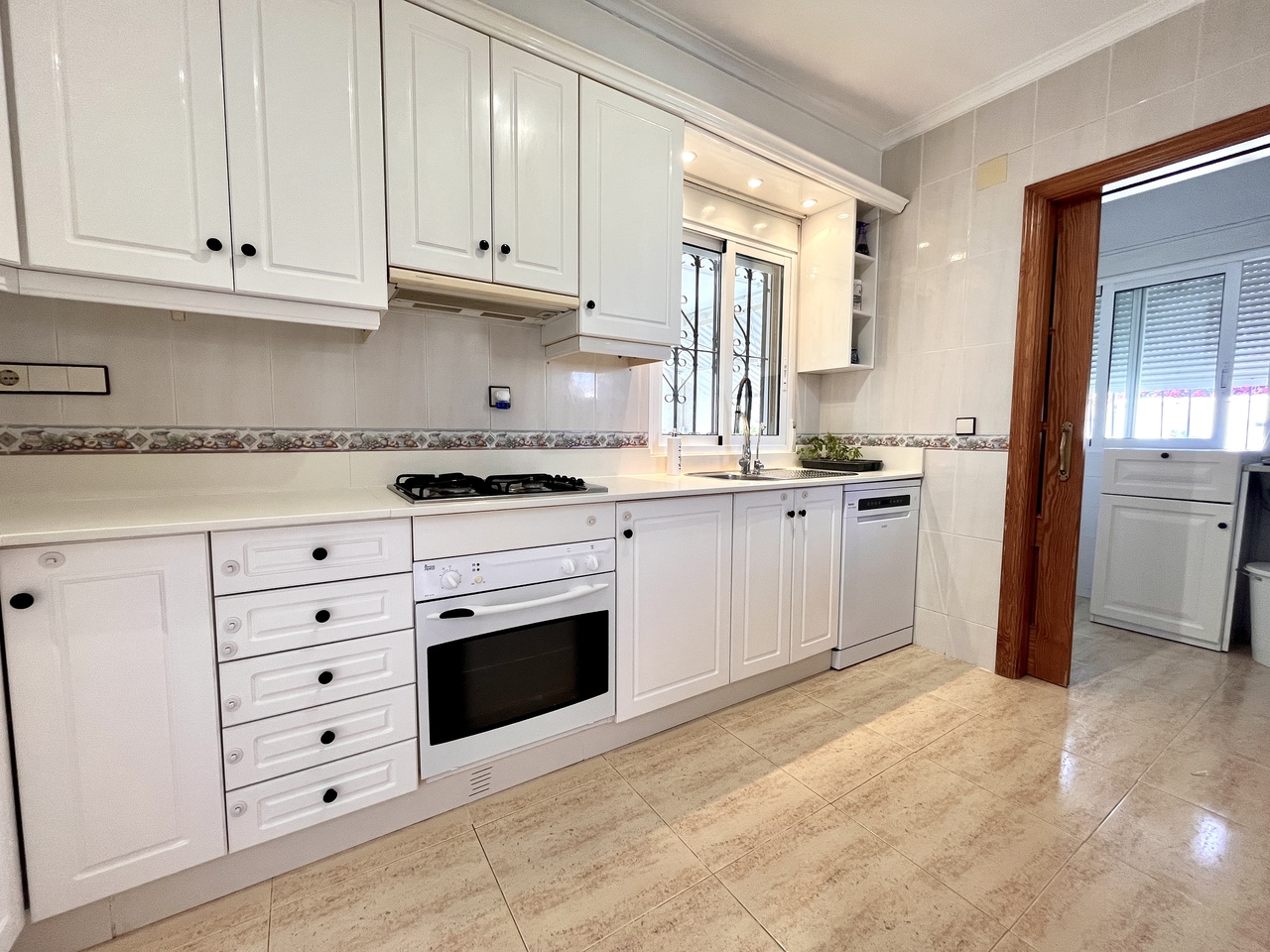 5-Bedroom Villa in San Miguel de Salinas - Image 9