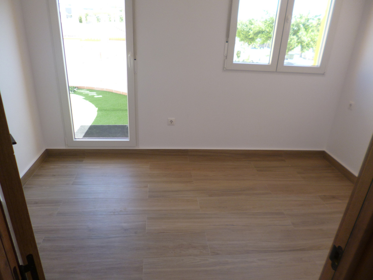 Chalet independiente de 4 Dormitorios en, Pilar de la Hor... - Image 11