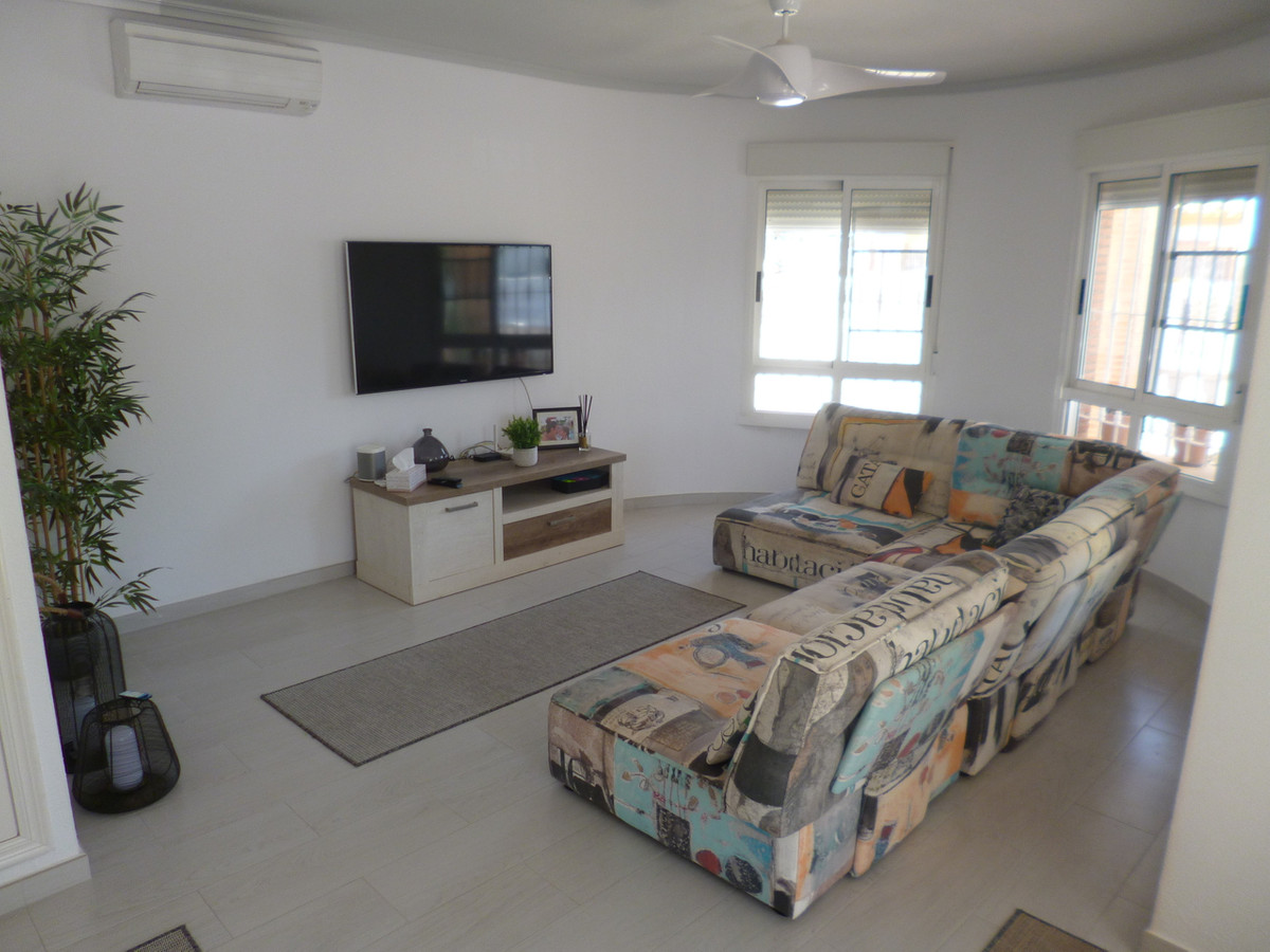 Chalet independiente de 4 Dormitorios en, Pilar de la Hor... - Image 2