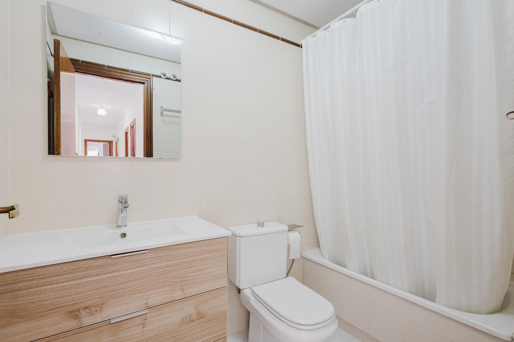 4-Bedroom Apartment in Pueblo 9, San Miguel de Salinas - Image 22