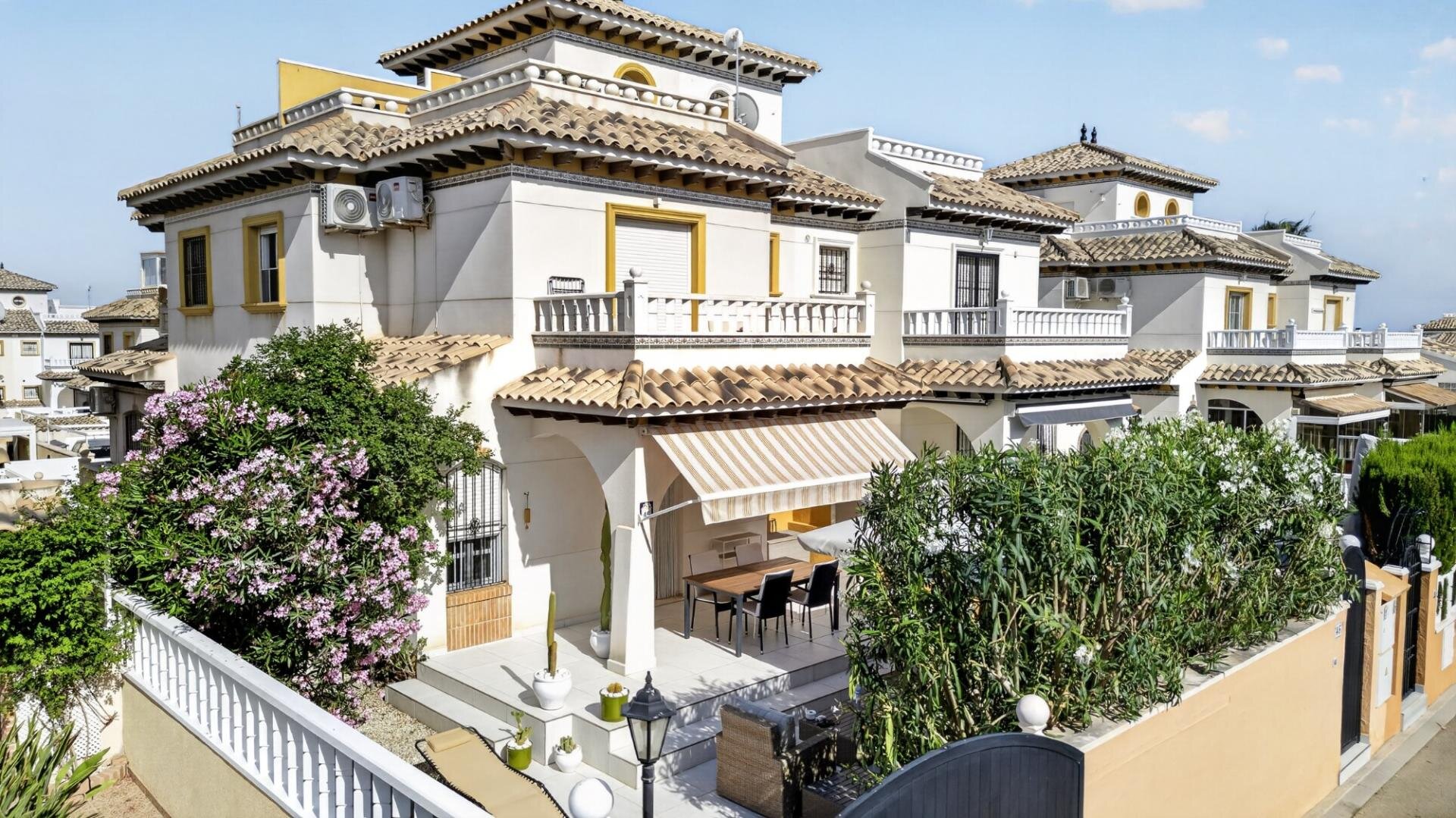2-Bedroom Villa in Lomas de Cabo Roig, Orihuela Costa - Image 10