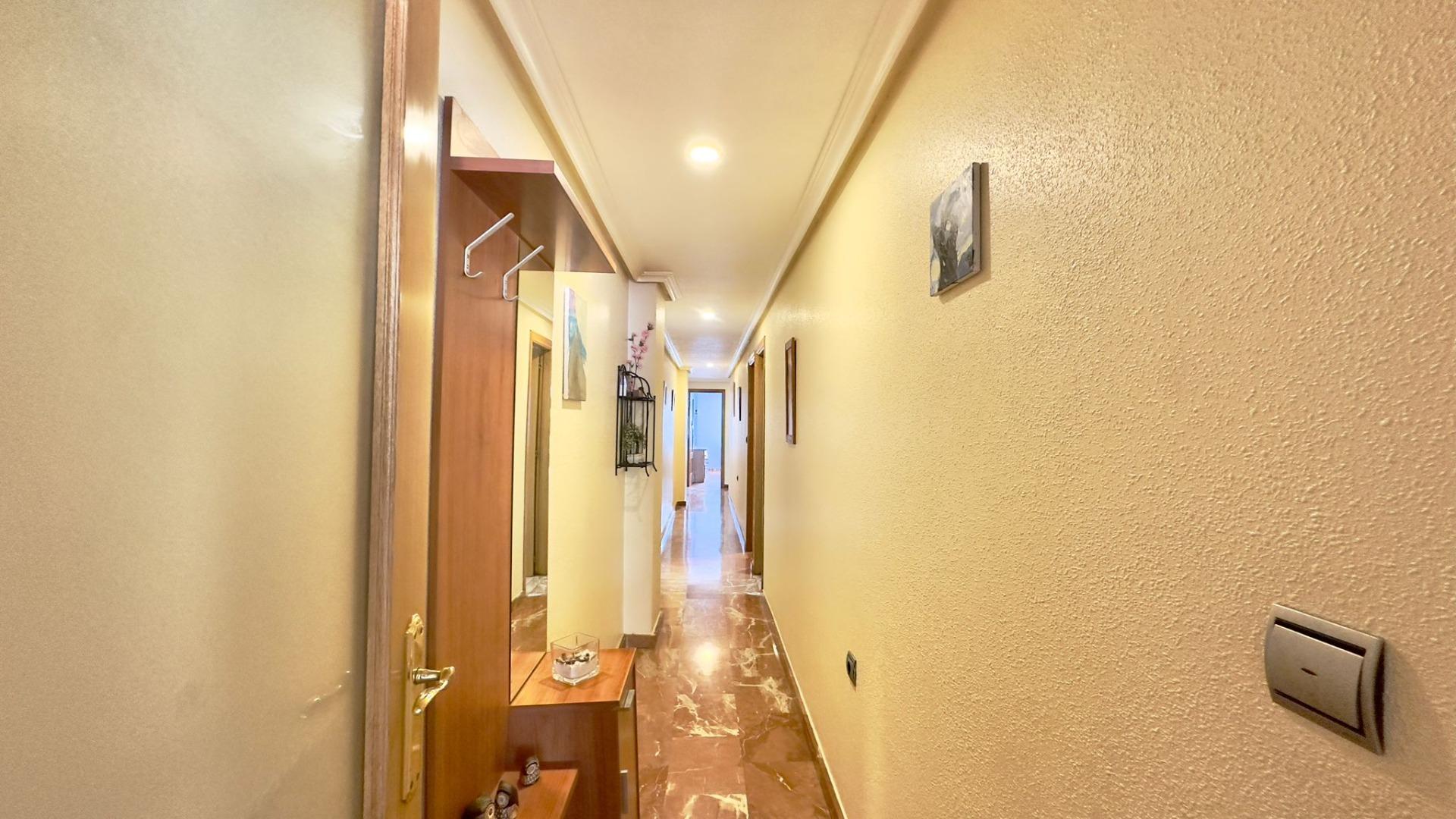 Apartamento de 4 Dormitorios en Torrevieja, Torrevieja - Image 12