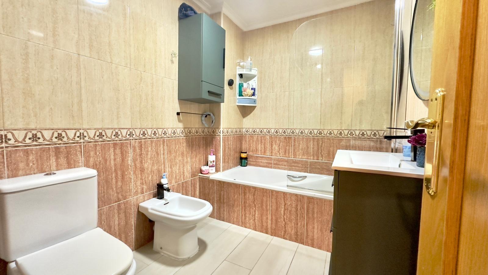 Apartamento de 4 Dormitorios en Torrevieja, Torrevieja - Image 18