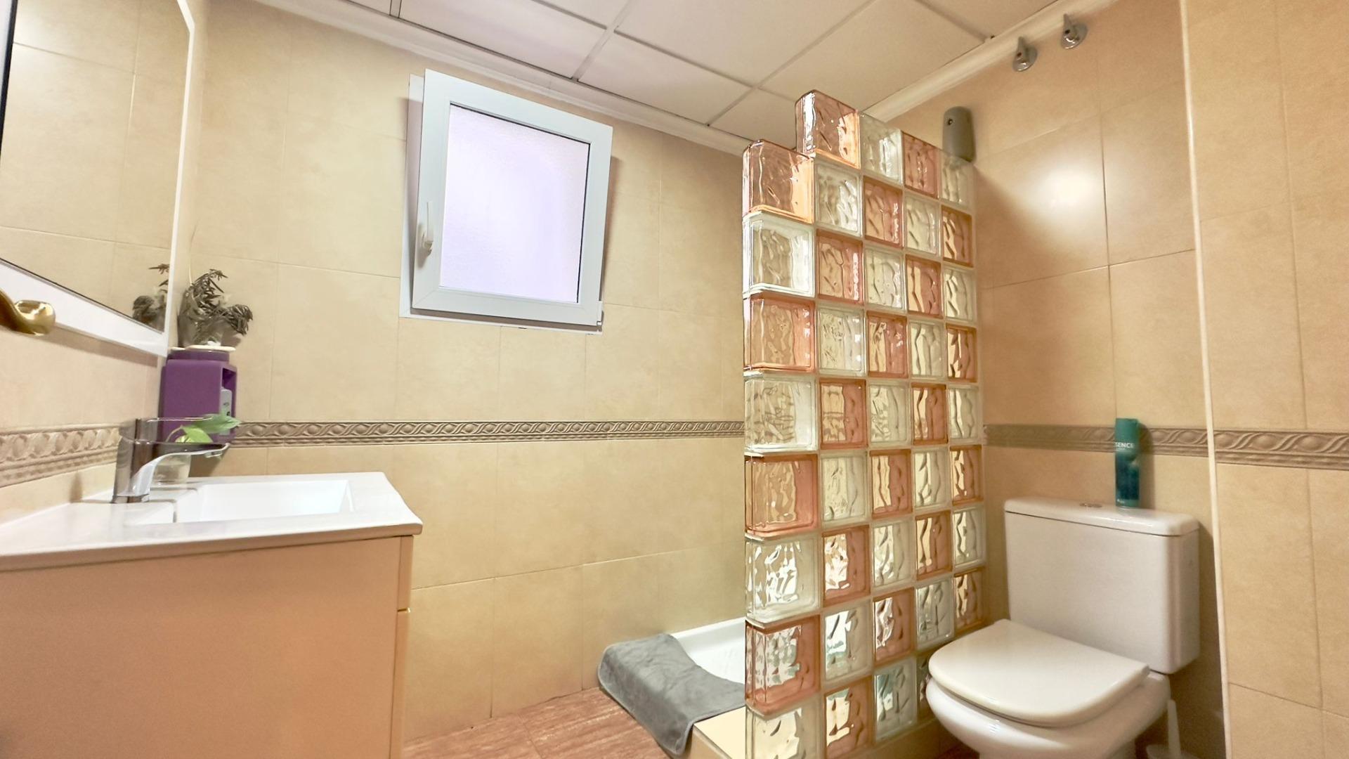 Apartamento de 4 Dormitorios en Torrevieja, Torrevieja - Image 29