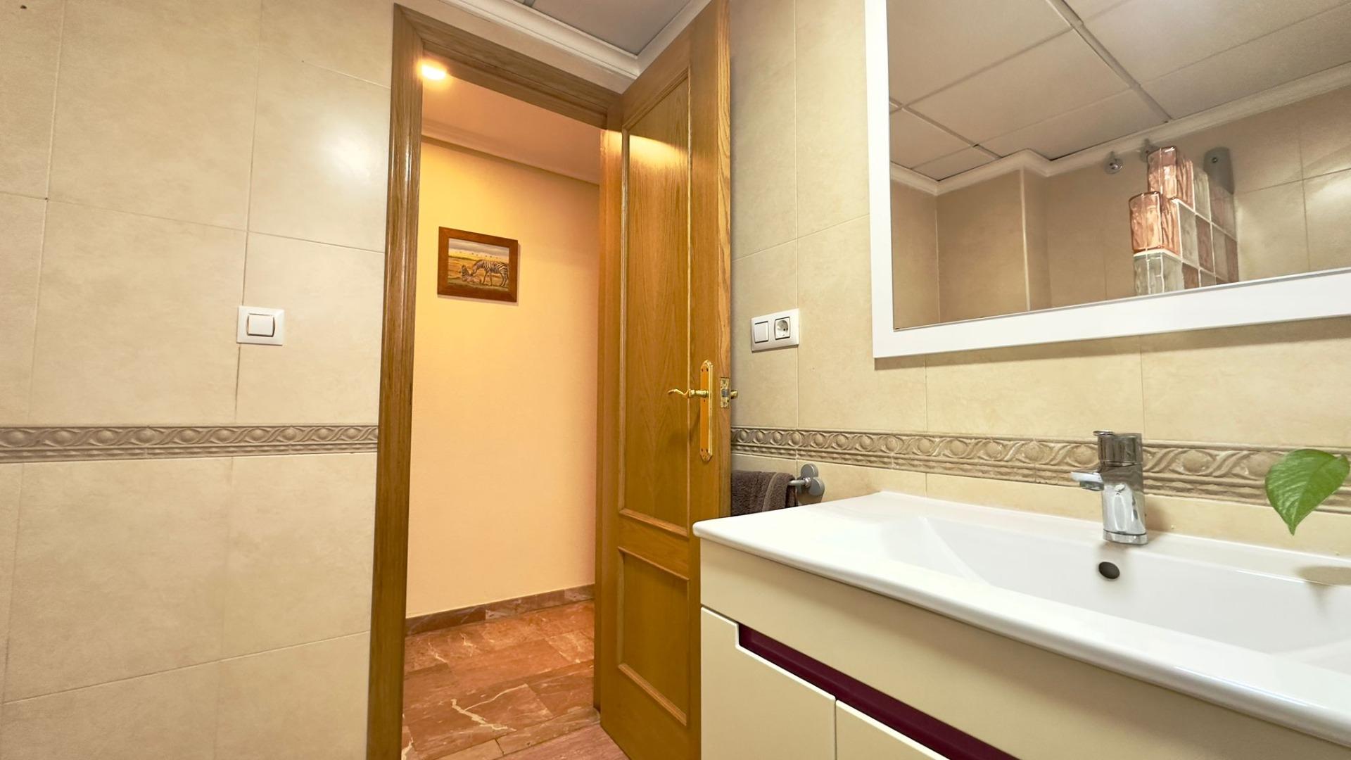 Apartamento de 4 Dormitorios en Torrevieja, Torrevieja - Image 30