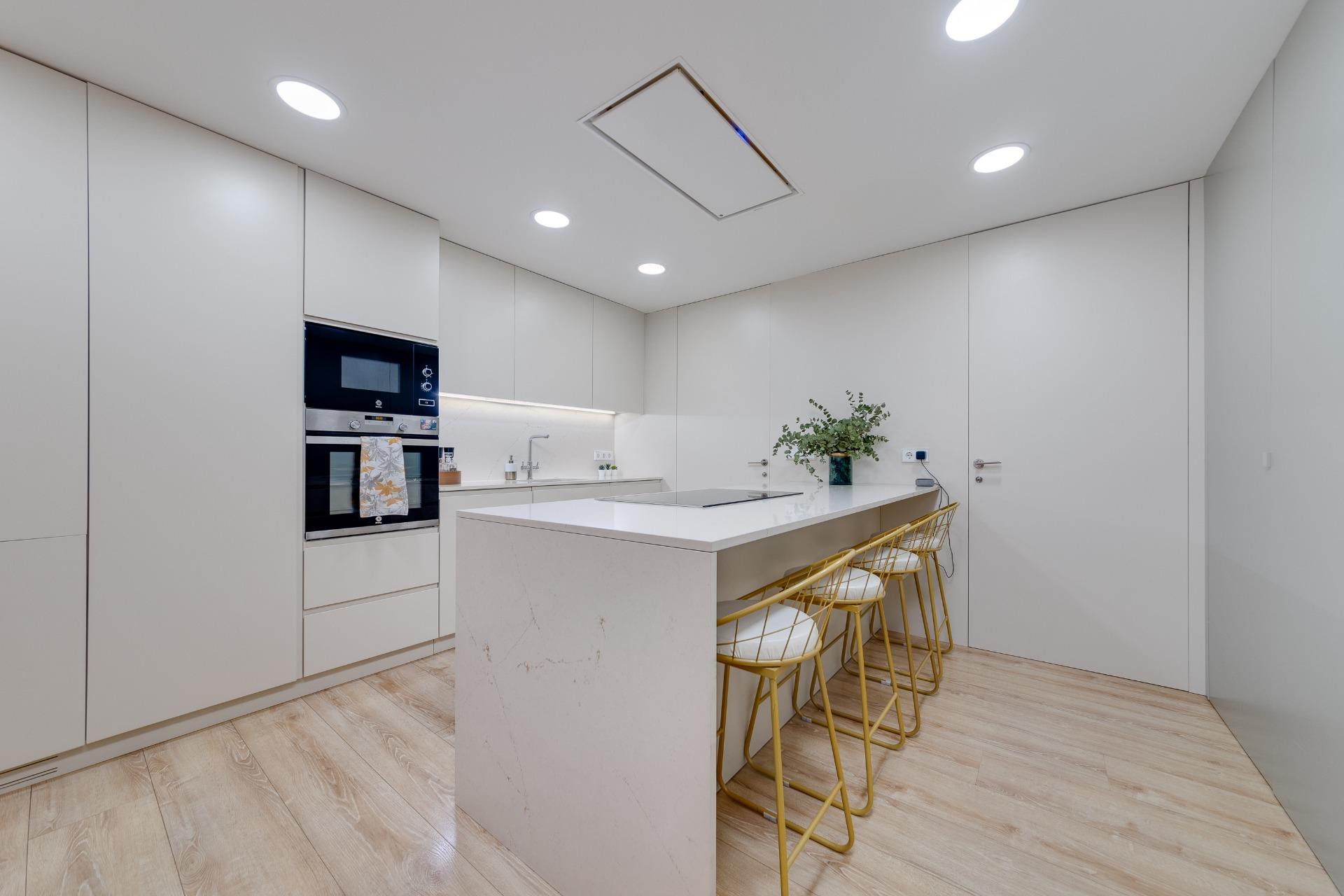 4-Bedroom Apartment in Torrevieja - Image 13