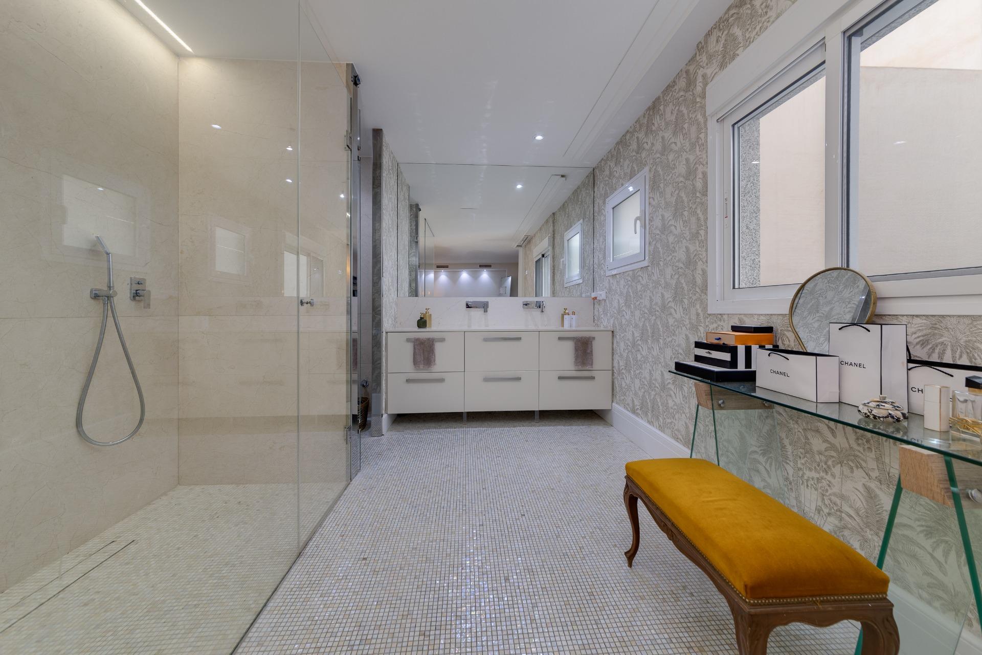 4-Bedroom Apartment in Torrevieja - Image 25