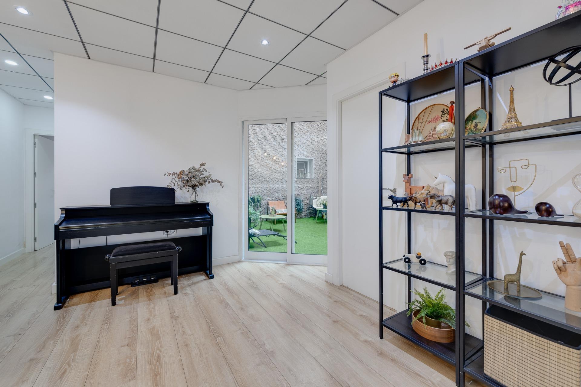 4-Bedroom Apartment in Torrevieja - Image 48