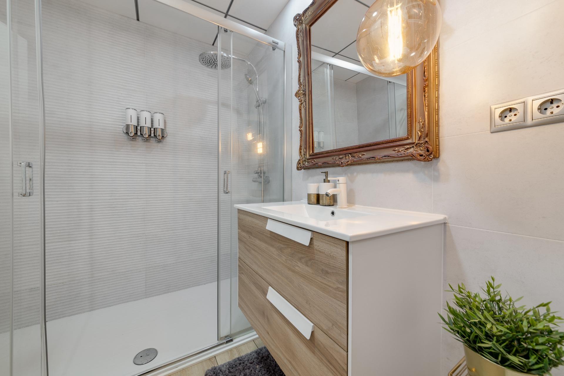 4-Bedroom Apartment in Torrevieja - Image 56