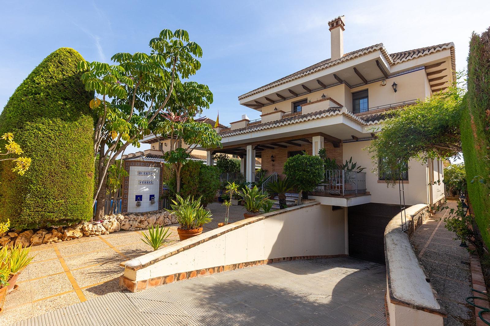 7-Bedroom Villa in La Veleta, Torrevieja - Image 3