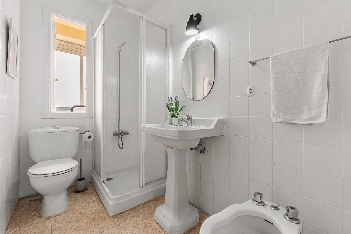 2-Bedroom Middle Floor Apartment in El Campello | Sunny ... - Image 13