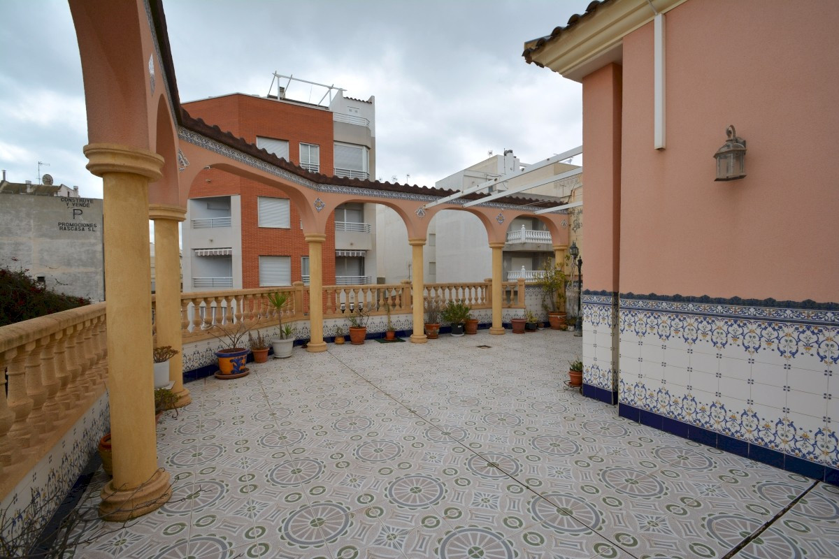 8-Bedroom Detached House in  Guardamar del Segura | Sunny... - Image 2