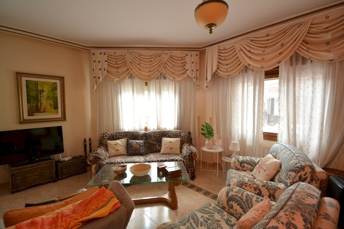 8-Bedroom Detached House in  Guardamar del Segura | Sunny... - Image 22