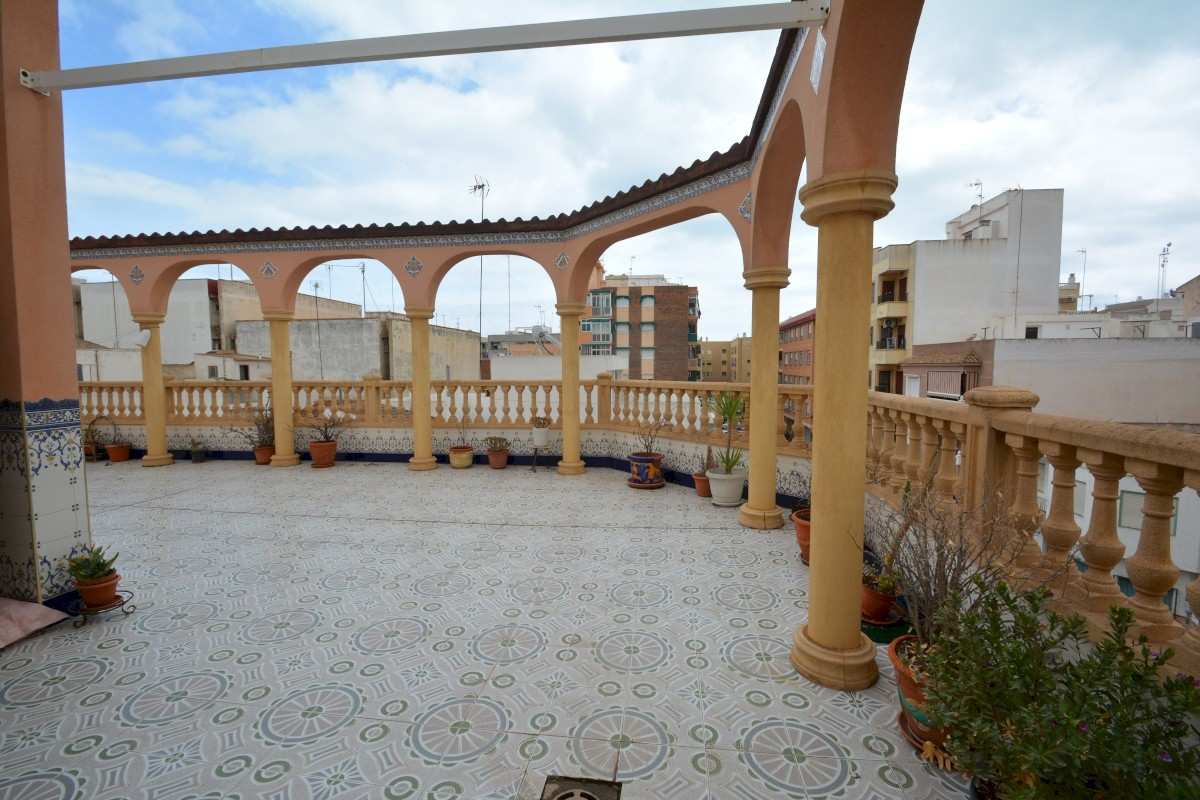 8-Bedroom Detached House in  Guardamar del Segura | Sunny... - Image 5
