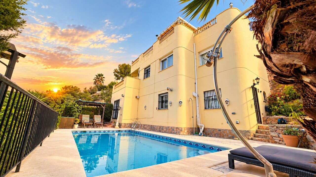5-Bedroom Villa in Villamartín-las Filipinas, Orihuela Costa - Image 1