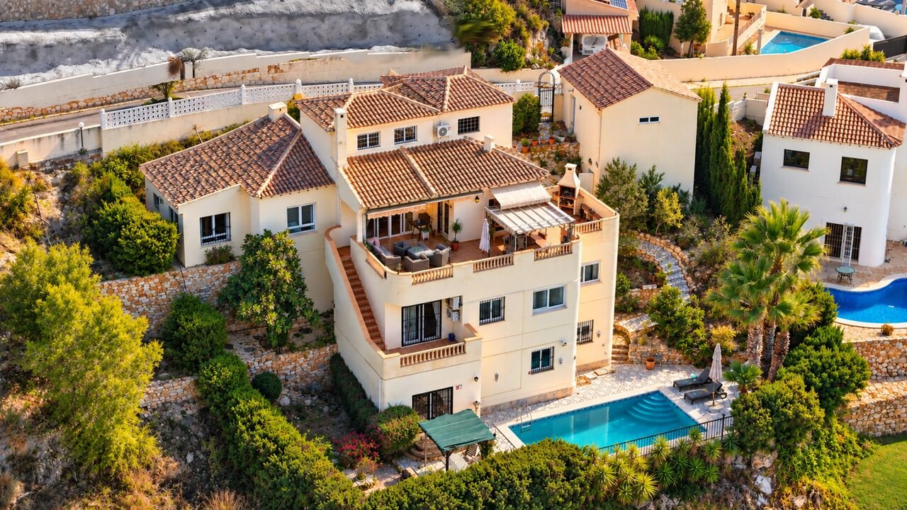5-Bedroom Villa in Villamartín-las Filipinas, Orihuela Costa - Image 2